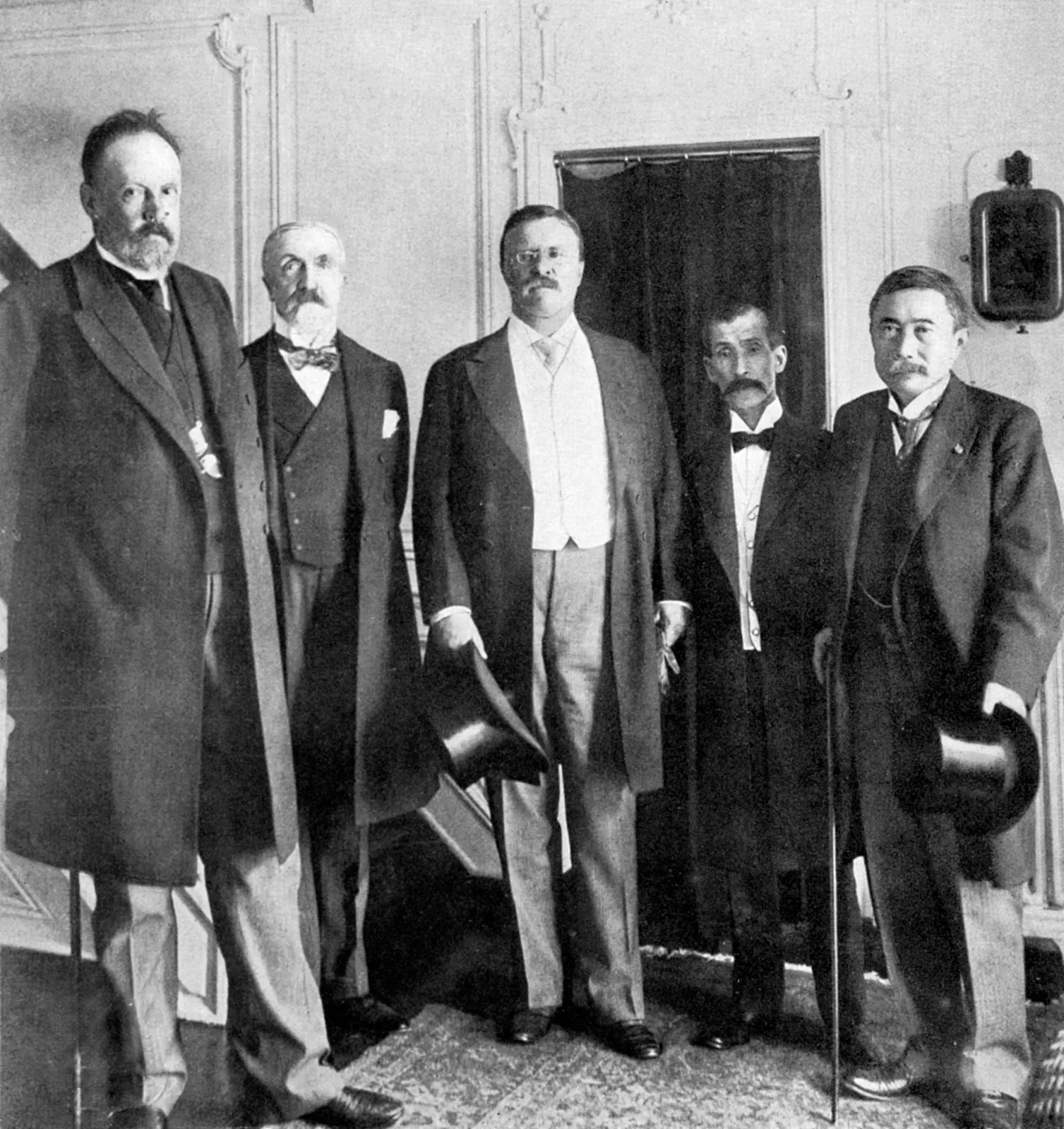 President Roosevelt stands between representatives from Russsia and Japan